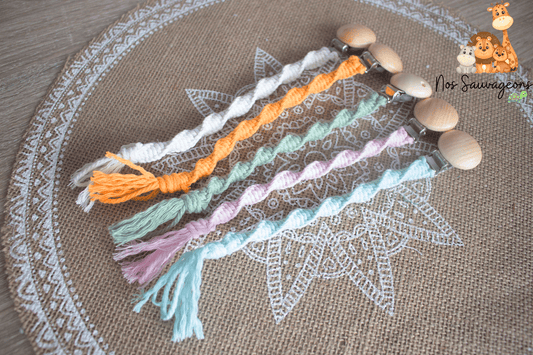 Attache tétine macramé torsadé